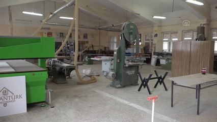 Meslek lisesi öğrencileri "bungalov" üretiyor