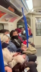 Riéndose y aprovechándose del terror irracional que padece el "tragacionista televisivo"