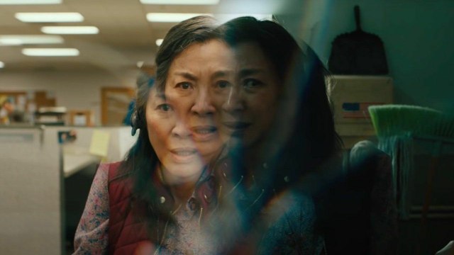 Everything Everywhere All At Once : bande-annonce VO (avec Michelle Yeoh et Jamie Lee Curtis)