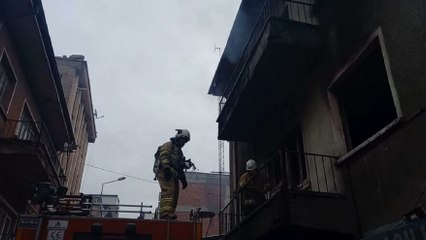 Evi yaktı, oturup bali çekti