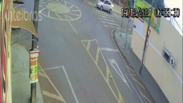 Por outro ângulo: Vídeo mostra moto atingindo, em cheio, carro que passava em rotatória