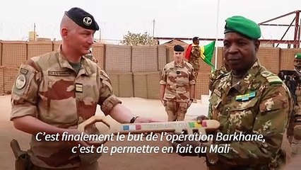 La force Barkhane rend le camp de Tombouctou à l'armée malienne