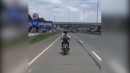 Jangan Ditiru! Aksi Berbahaya Pemotor Masuk Jalan Tol