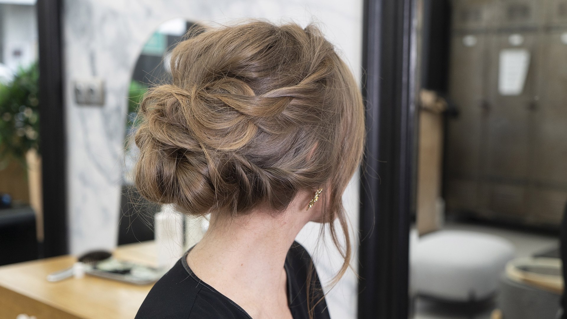 Tuto coiffure : comment faire un chignon flou ? - Vidéo Dailymotion