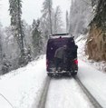 Karda minibüsün arkasında tehlikeli yolculuk kamerada