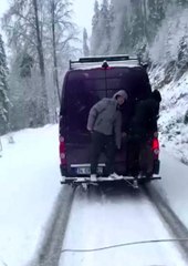 Karla kaplı Yedigöller yolunda çocukların tehlikeli yolculuğu