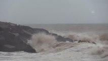 Şiddetli rüzgar 5 metrelik dalgalar oluşturdu