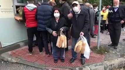 Adana’da halk ekmek kuyruğu; "3 günde bir geliyorum buraya ama sıra hep böyle"