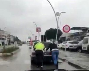 Son dakika yerel: Alaplı'da trafik polisi vatandaşı yolda bırakmadı