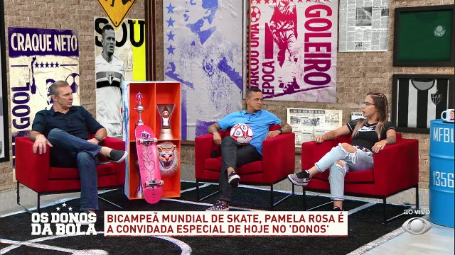 A convidada de hoje é simplesmente BICAMPEÃ MUNDIAL de skate! Pâmela Rosa bateu um papo com a galera do 'Donos' e comentou sobre os títulos. Se liga!#OsDonosdaBola #PâmelaRosa #Skate