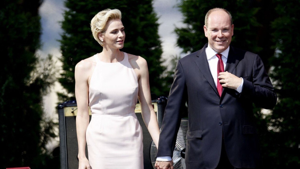 GALA VIDEO - PHOTO - Albert et Charlène de Monaco enlacés : leurs belles retrouvailles en Afrique