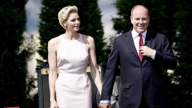 GALA VIDEO - PHOTO - Albert et Charlène de Monaco enlacés : leurs belles retrouvailles en Afrique