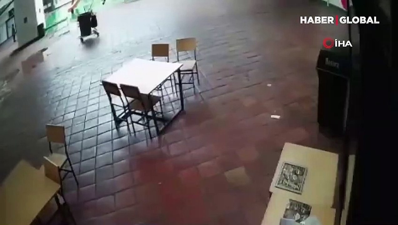 Meksika'da faciadan mucize kurtuluş! Çöken çatının altında kalmaktan kıl payı kurtuldu