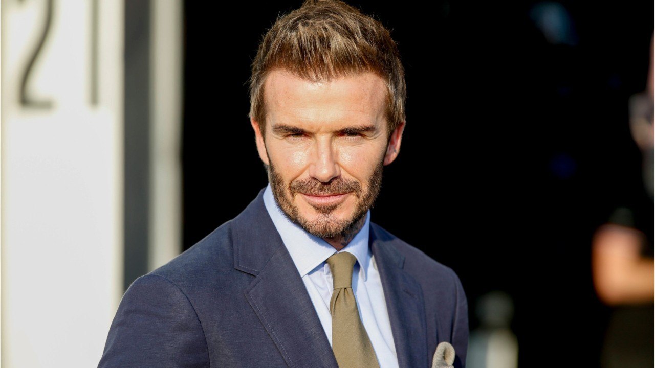 GALA VIDÉO - David Beckham tiré à quatre épingles et en famille pour le mariage de son père !