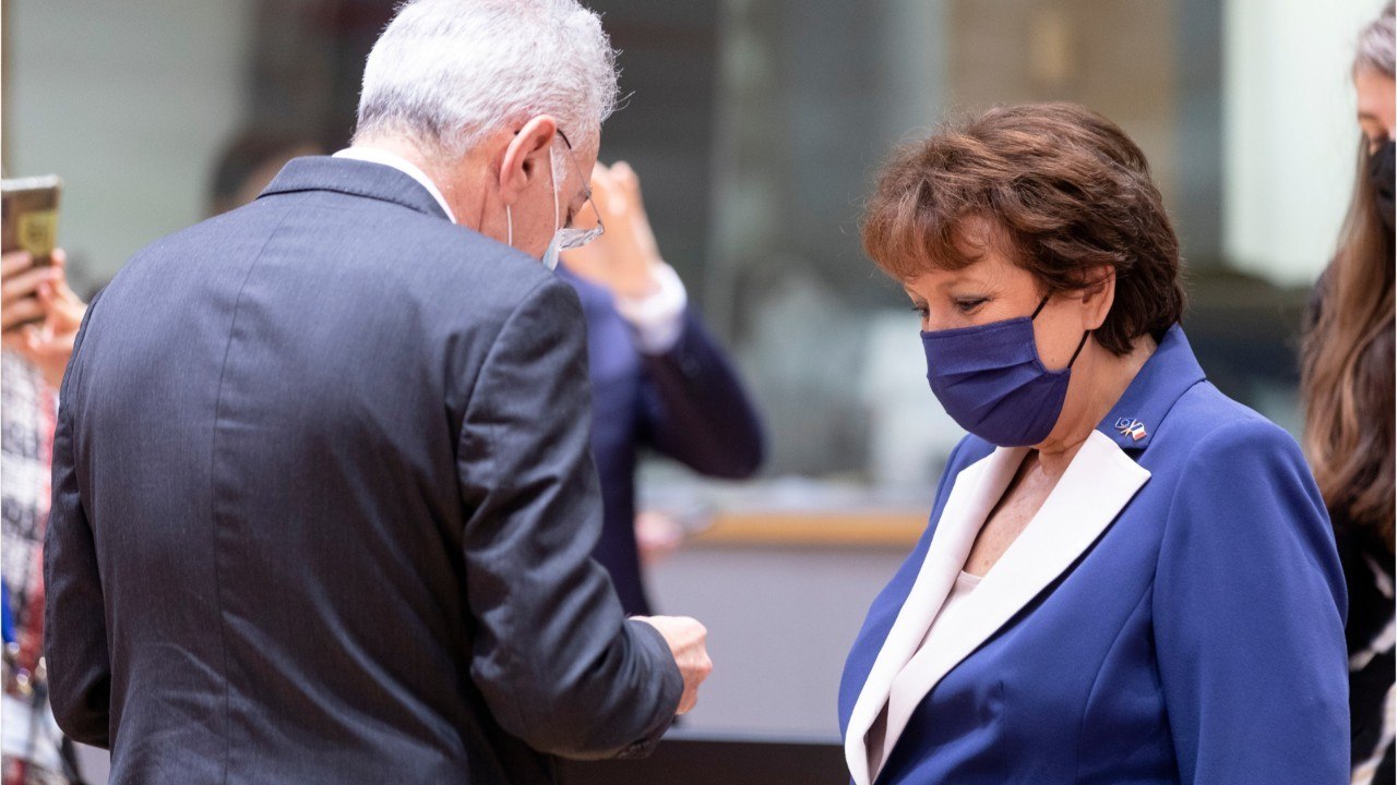 GALA VIDEO - Roselyne Bachelot défend Miss France : "C'est un concours sympathique, amusant, glamour"