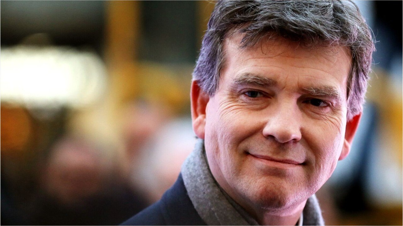 GALA VIDEO - Arnaud Montebourg en difficulté : il est « prêt à offrir " sa candidature