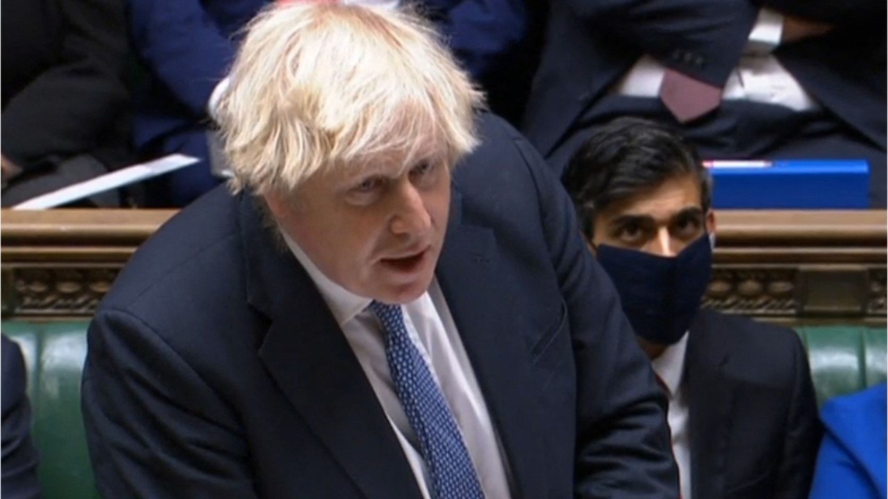 GALA VIDEO - Boris Johnson sommé de s'expliquer : cette fête de Noël qui scandalise les Britanniques