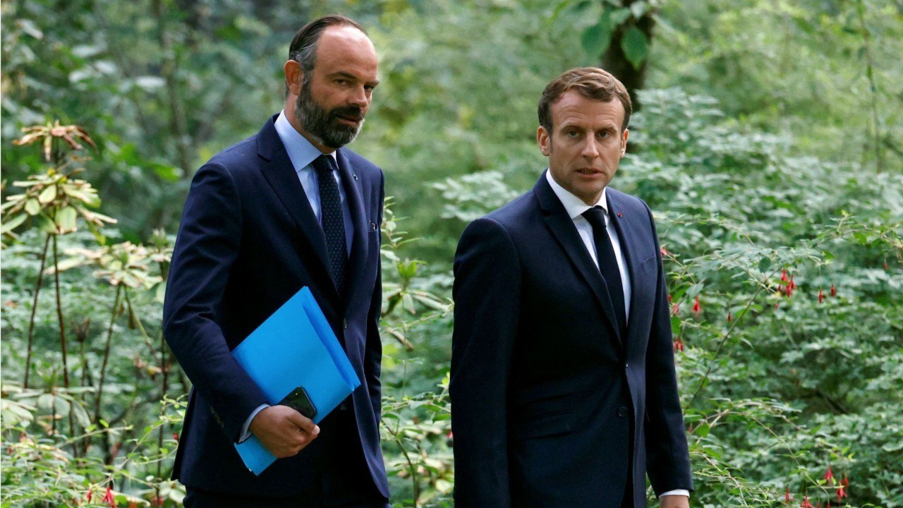 GALA VIDEO - L'étonnant hug d'Emamnuel Macron à Edouard Philippe