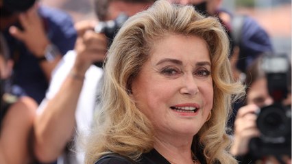GALA VIDEO - "Elle m'a regardée comme une pestiférée" : cette star internationale recalée par Catherine Deneuve
