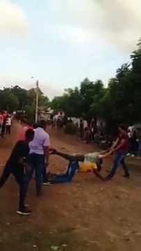 Ils forment un obstacle humain de saut pour un cheval mais l'idée n'est pas folle !