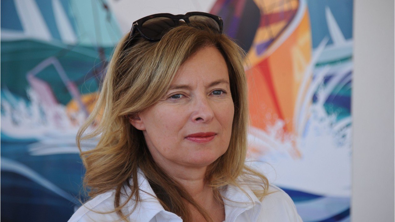 GALA VIDÉO - Valérie Trierweiler tranchante avec François Hollande : « Depuis qu'il est avec Julie Gayet, il a repris beaucoup de poids "