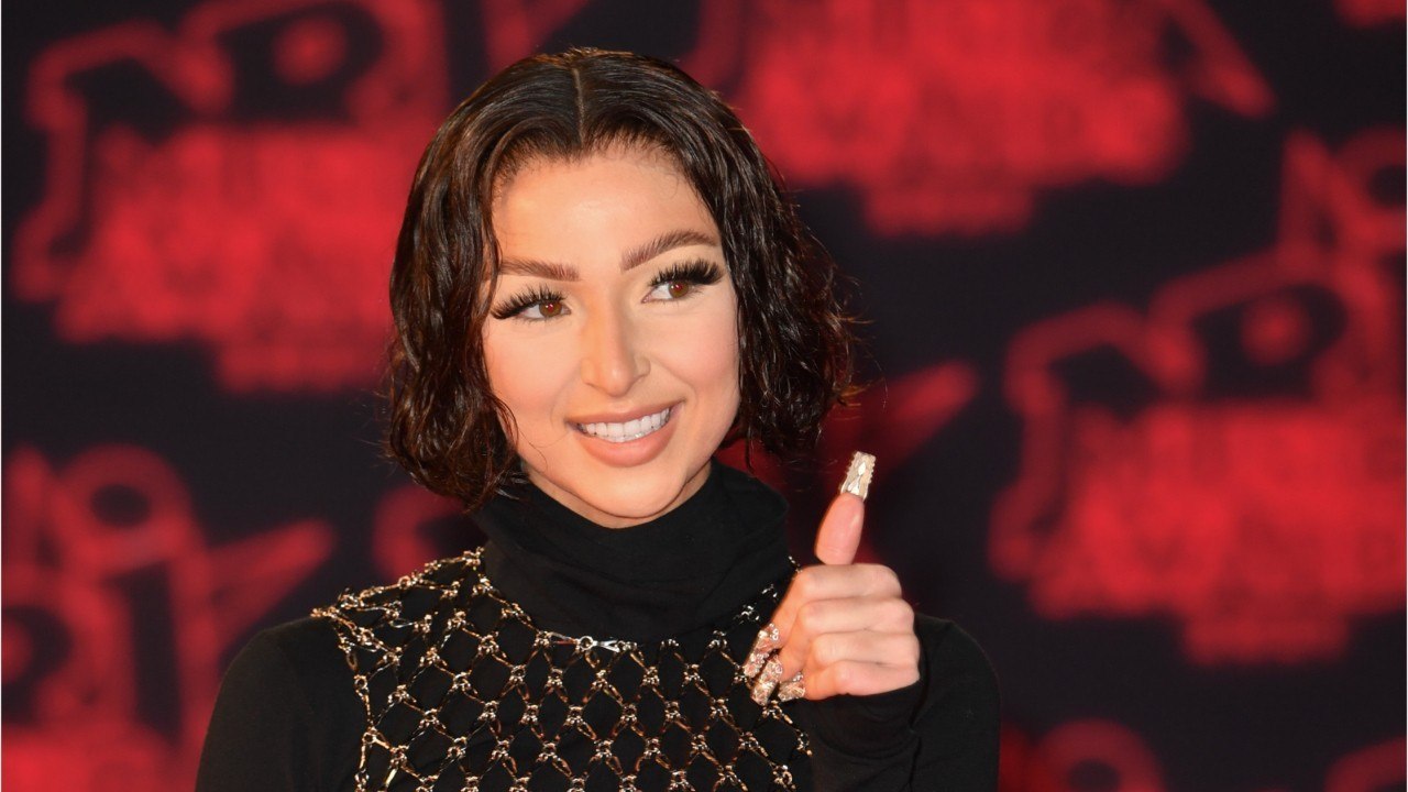 GALA VIDEO - Qui est Eva, la chanteuse sacrée artiste féminine française de l'année aux NRJ Music Awards ?