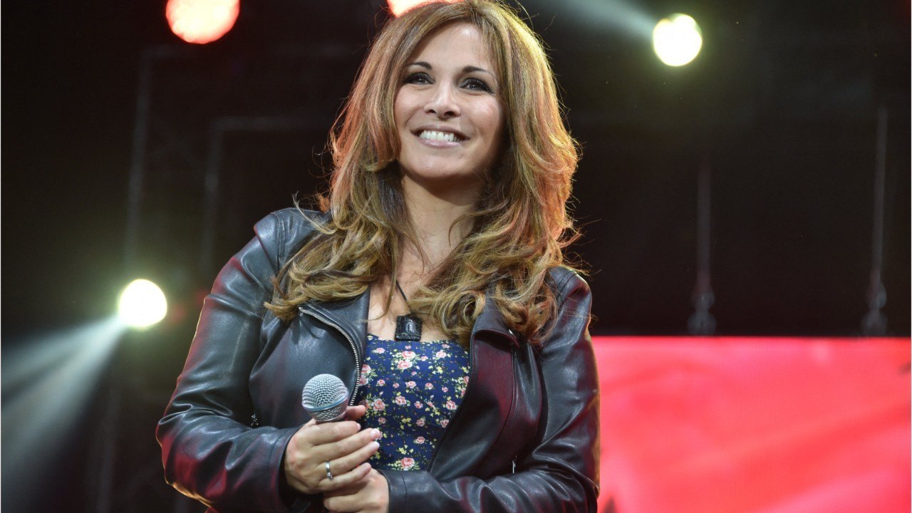 GALA VIDEO - Hélène Ségara agacée par son image "lisse" : ces "blagues horribles" qu'elle fait en privé