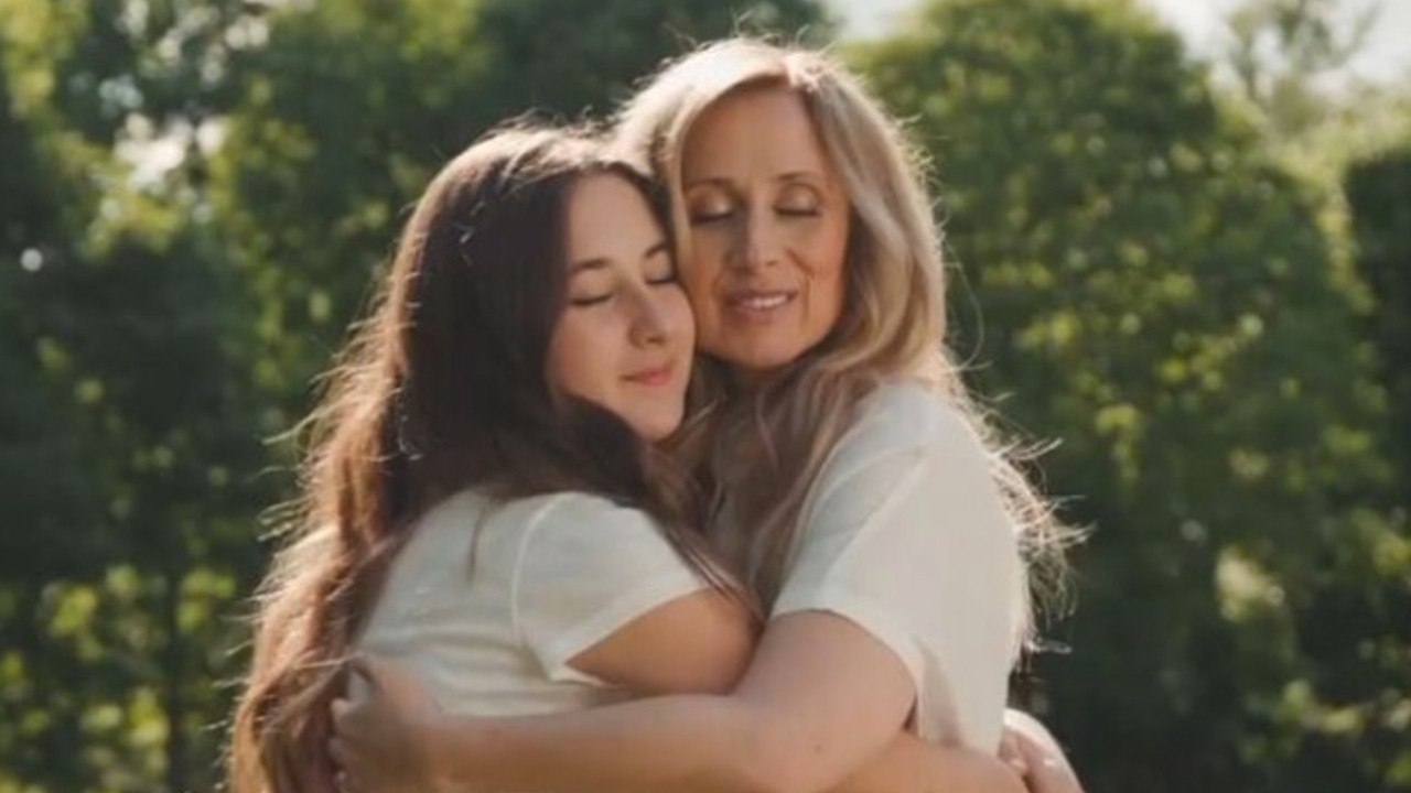 GALA VIDEO - PHOTO – Lara Fabian complice avec sa fille Lou, 13 ans : elles font presque la même taille !