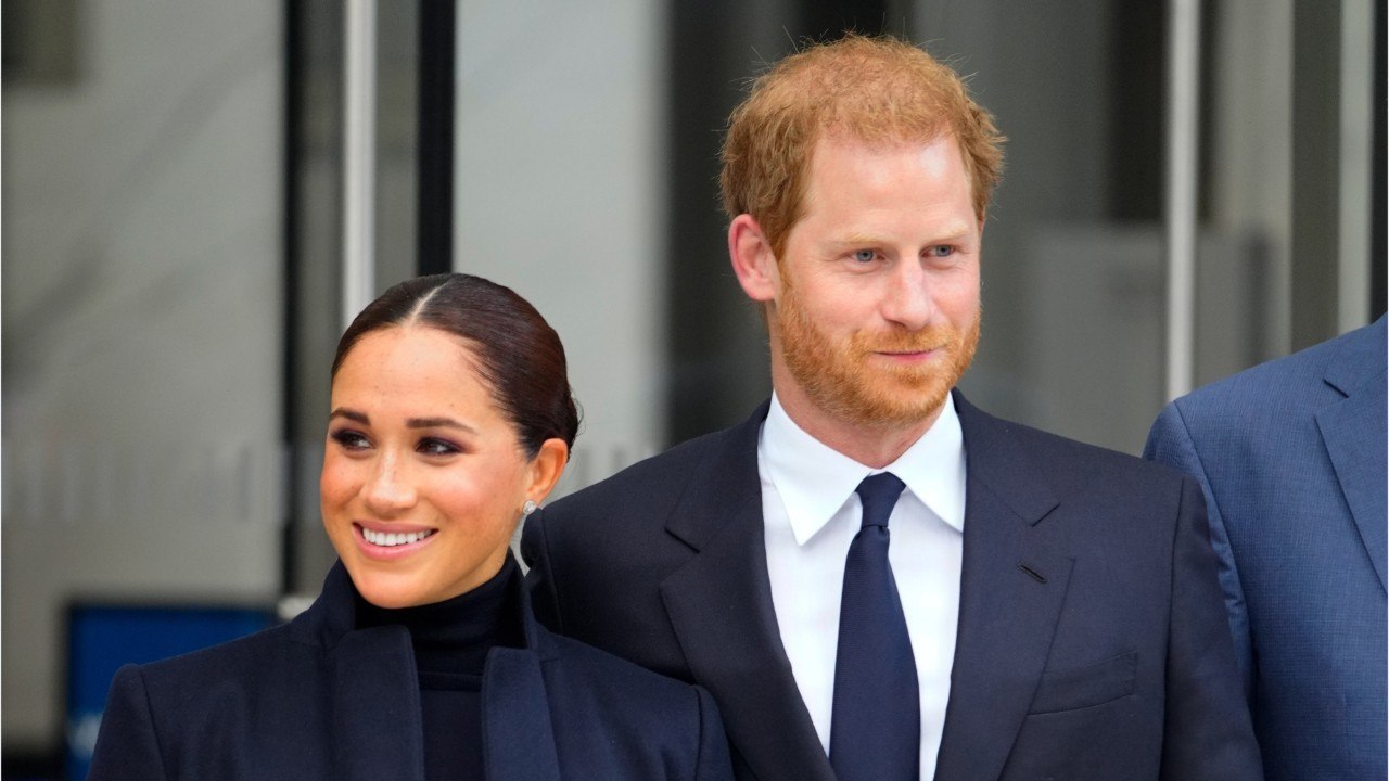 GALA VIDÉO - Meghan Markle et Harry : fini les jets privés ? Le couple princier repéré dans un vol commercial