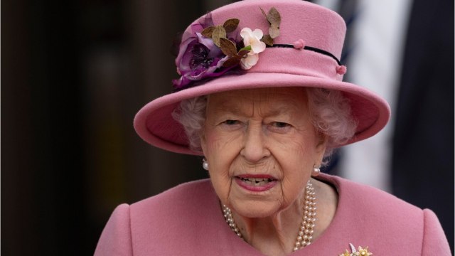 GALA VIDEO - Elizabeth II : moment de bonheur pour la reine qui a finalement assisté au baptême de ses arrières petits-fils