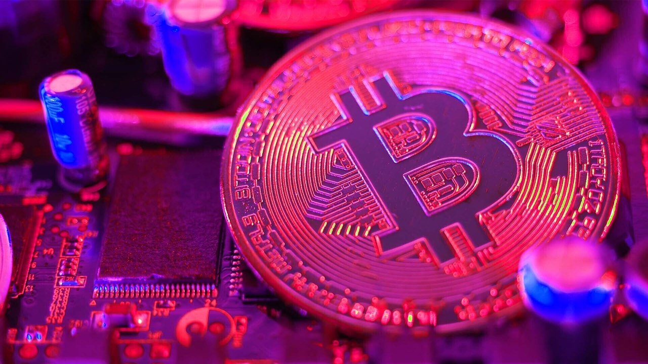 Bitcoin Prices Dip Over Weekend