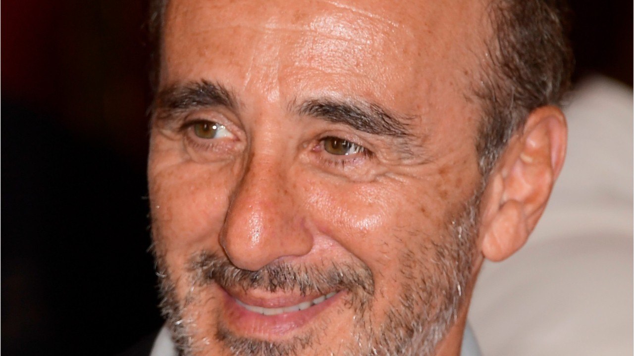 GALA VIDEO - "Mon héros, mon Bébel à moi, est mort" : Elie Semoun rend hommage à son papa décédé.