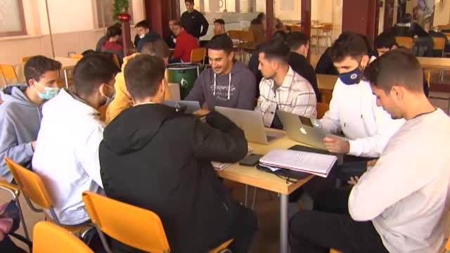 Los jugadores del Andraitx acuden a sus puestos de trabajo antes de jugar contra el Sevilla