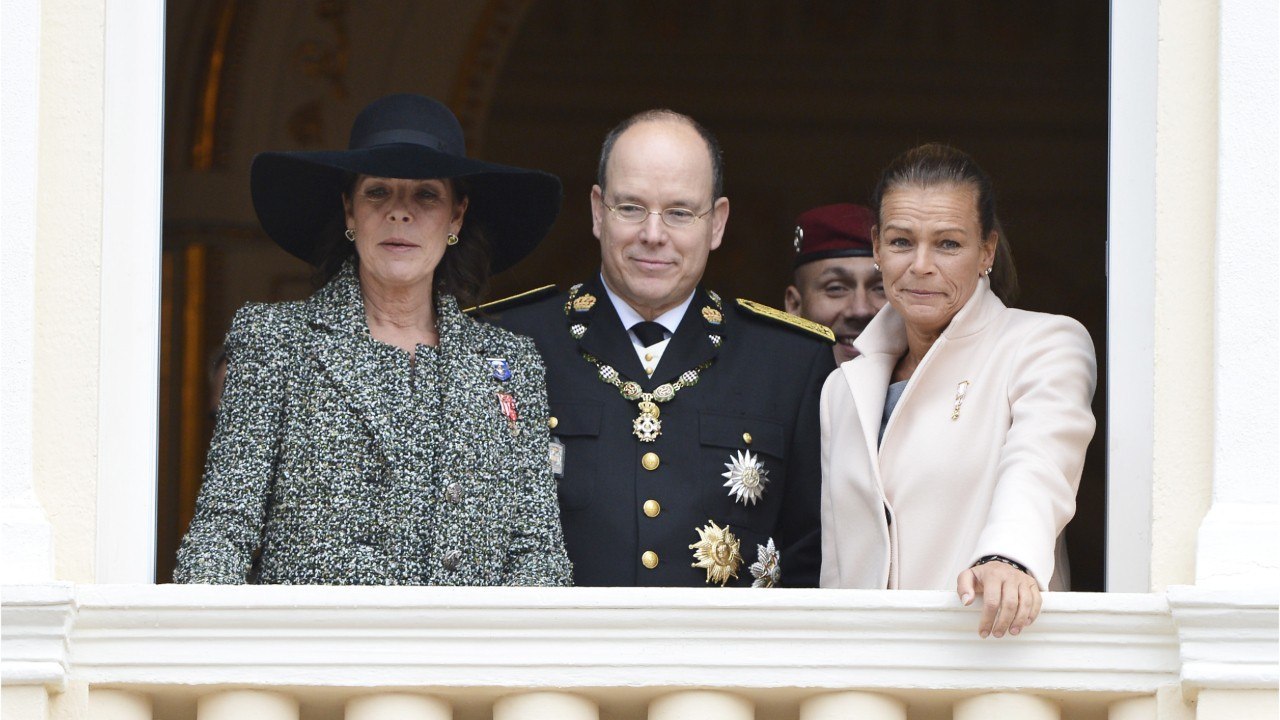 GALA VIDÉO - Albert de Monaco : quelles sont ses relations avec ses soeurs Stéphanie et Caroline ?
