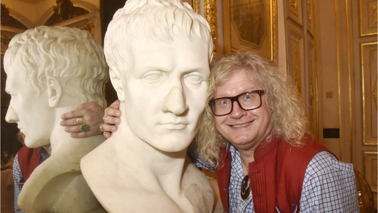 GALA VIDEO - Pierre-Jean Chalençon miraculé : son Palais Vivienne encerclé par les flammes