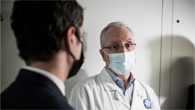 GALA VIDEO - « La même histoire se répète : le virologue Jean-Michel Pawlotsky cash sur le variant Omicron