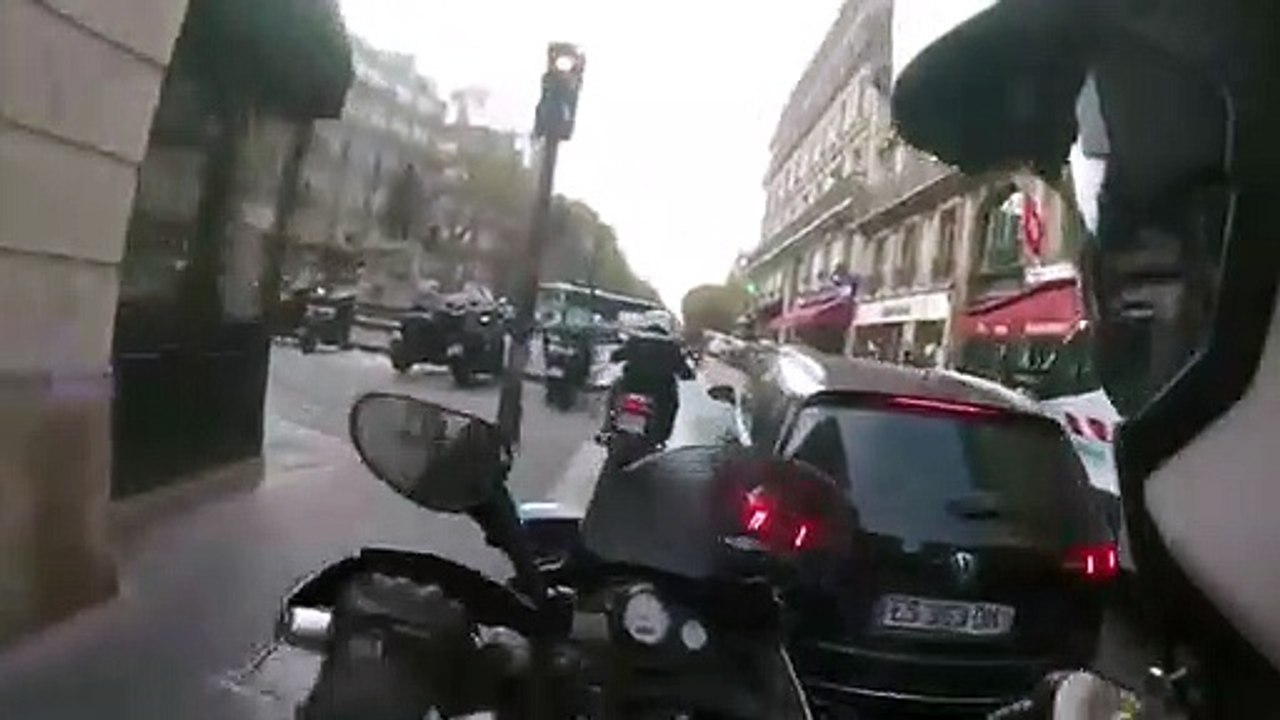 Course-poursuite incroyable entre un scooter et la police dans les rues de paris