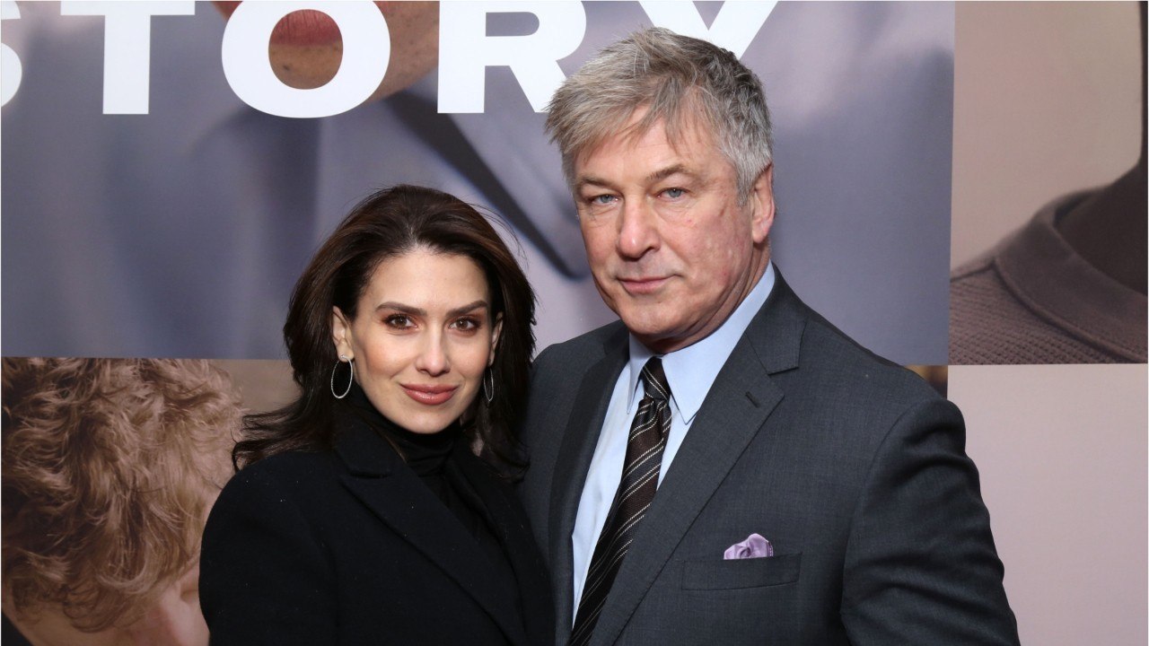 GALA VIDÉO - Alec Baldwin en virée shopping avec sa femme Hilaria… La vie continue après le drame.