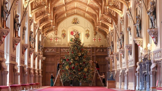 GALA VIDEO - Elizabeth II prépare les fêtes : l'impressionnante taille de son sapin de Noël révélée