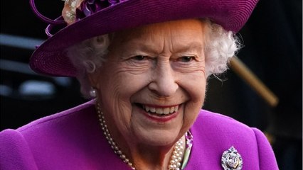 GALA VIDÉO - Elizabeth II plus forte que « Game of Thrones " : ce dragon géant qui attend la reine