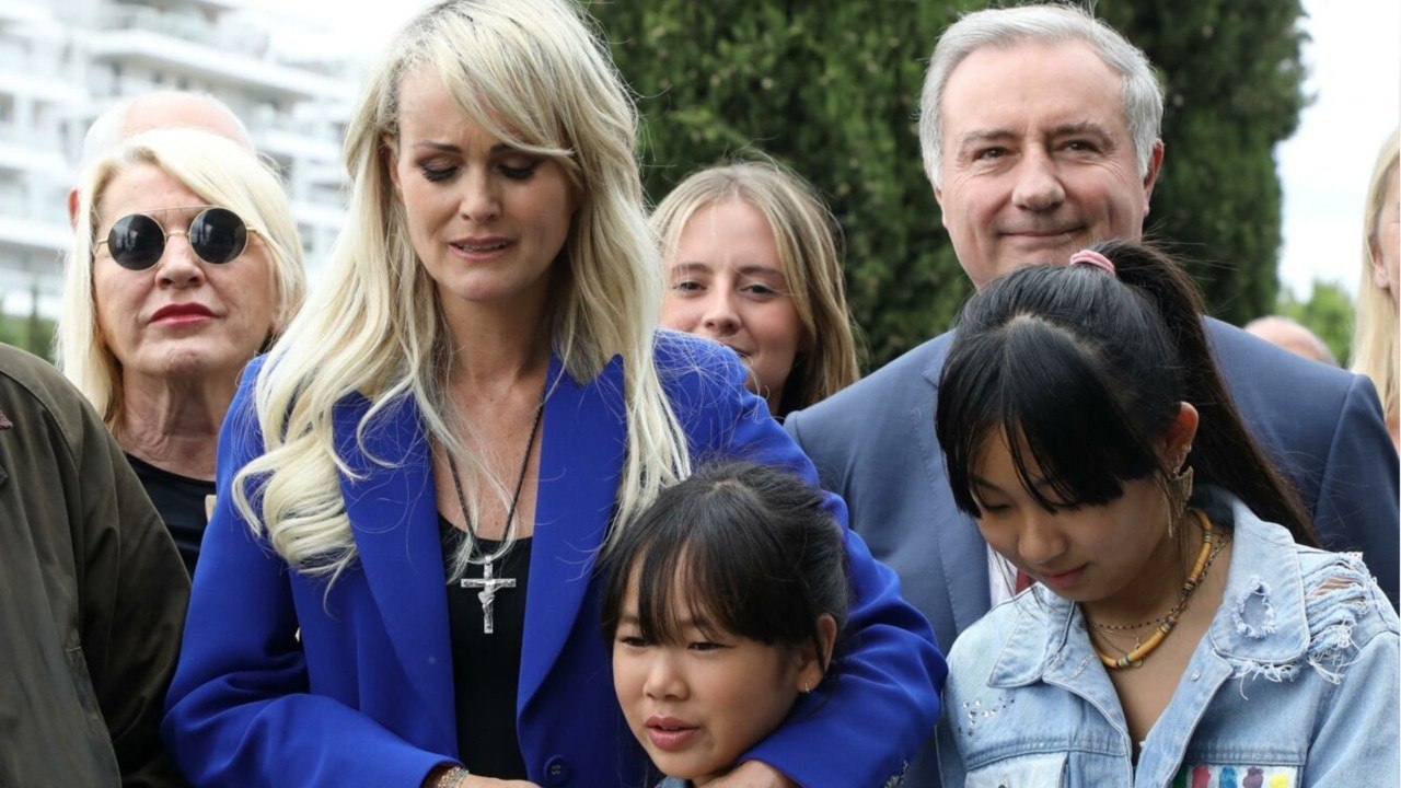 GALA VIDÉO - Laeticia Hallyday « attristée " : « Mes filles Jade et Joy n’existent plus pour David et Laura ".