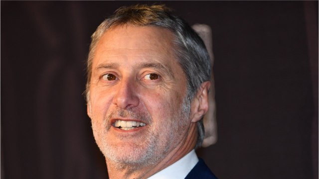 GALA VIDEO - Fumer un pétard me rend parano : Antoine de Caunes ironise sur sa vie de moine