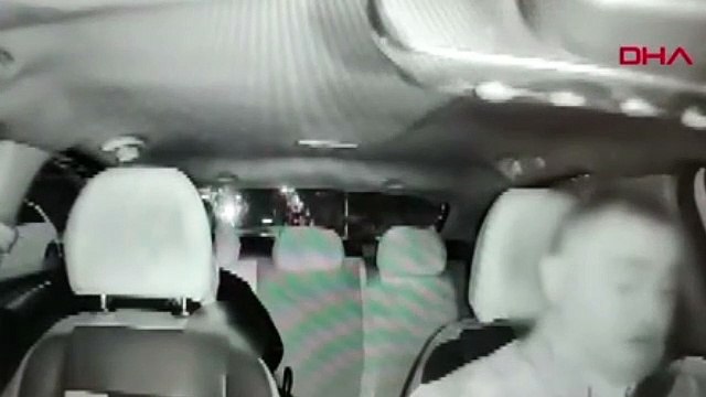 Müşterinin unuttuğu cep telefonunu alan taksi sürücüsü kamerada