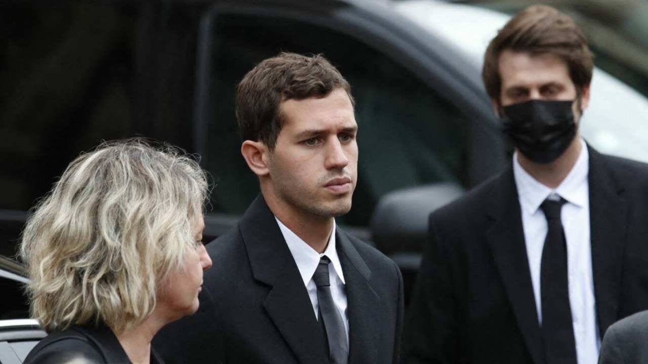 GALA VIDEO - Obèsques de Jean-Paul Belmondo : Paul Belmondo, sa femme Luana et leurs 3 fils bouleversants à la sortie de l'église.