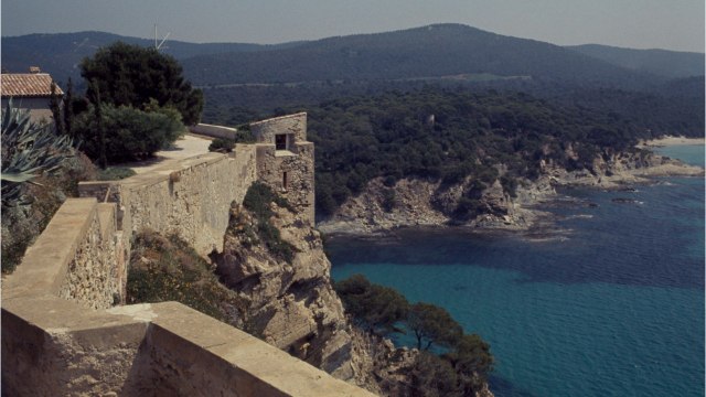 GALA VIDEO – Flashback – Emmanuel et Brigitte Macron : pourquoi ils ont fait construire une piscine à Brégançon.