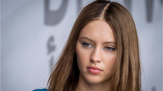 GALA VIDEO - PHOTO – Iris Law : la fille de Jude Law, surprend en se rasant la tête !