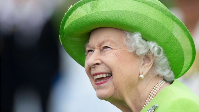GALA VIDEO - Elizabeth II en vacances : elle profite aussi de ses arrière-petits-enfants !