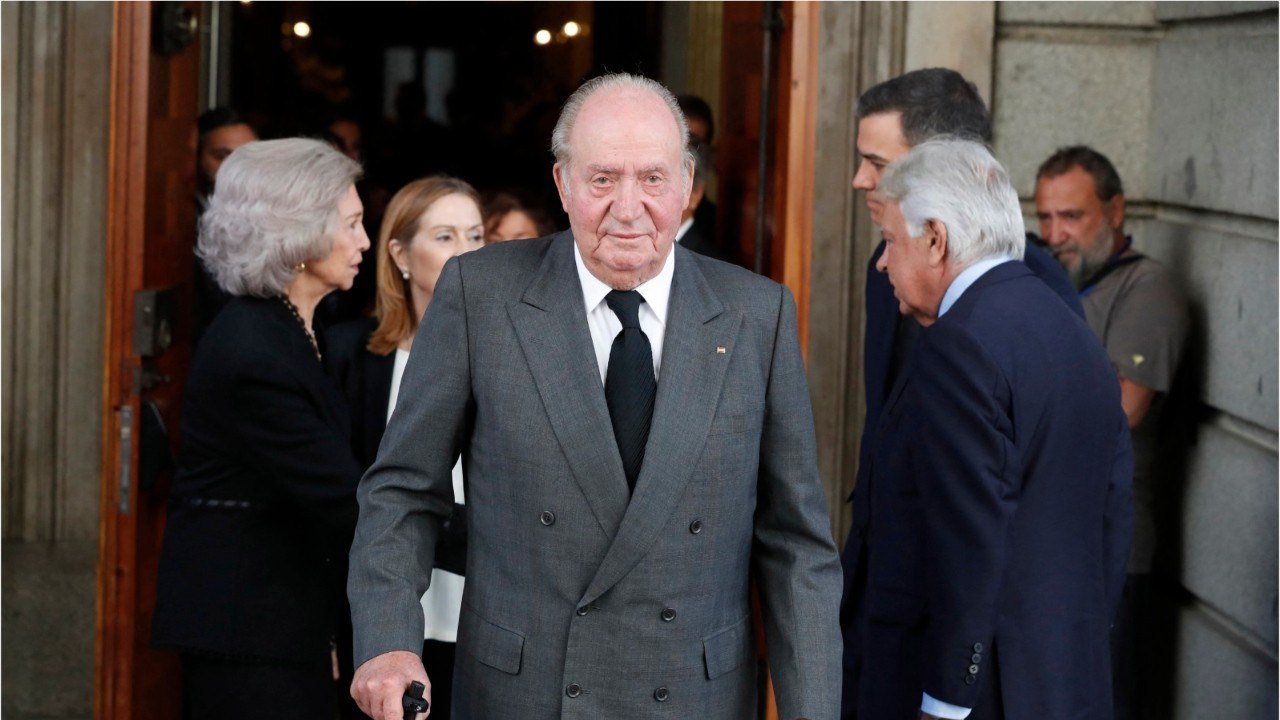 GALA VIDEO - Juan Carlos d'Espagne exilé : loin des siens, il prépare ses funérailles.