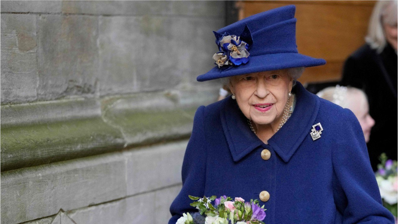 GALA VIDEO - Elizabeth II trop fatiguée pour sortir ses chiens : nouvelles révélations inquiétantes