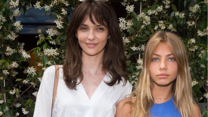 GALA VIDÉO - Annabelle et Stella Belmondo proches : les deux filles de l'acteur ont grandi ensemble